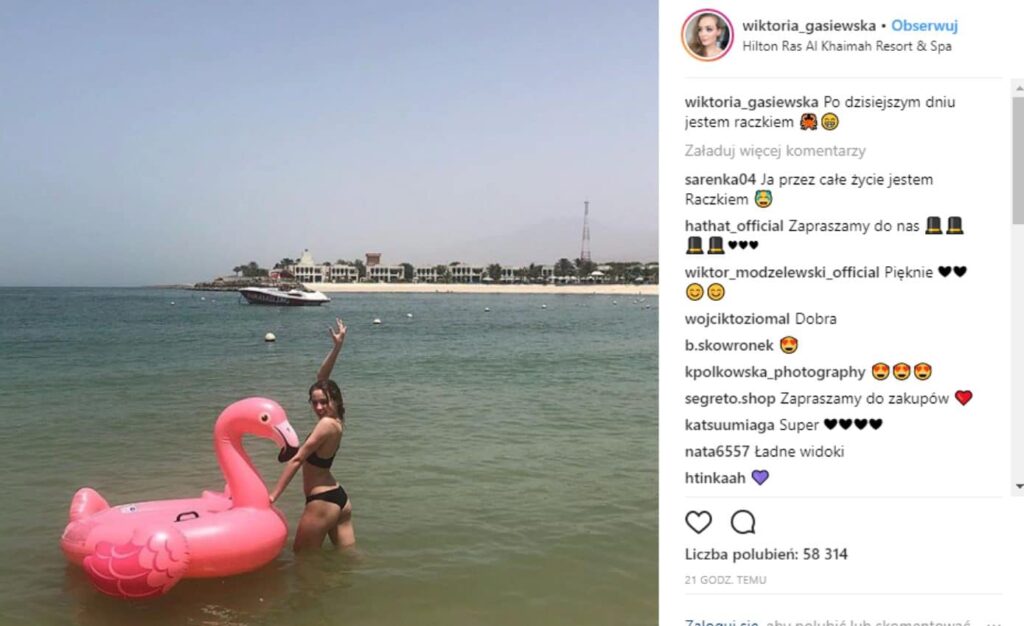 Wiktoria GĄSIEWSKA sama na WAKACJACH pręży swoje wdzięki w BIKINI