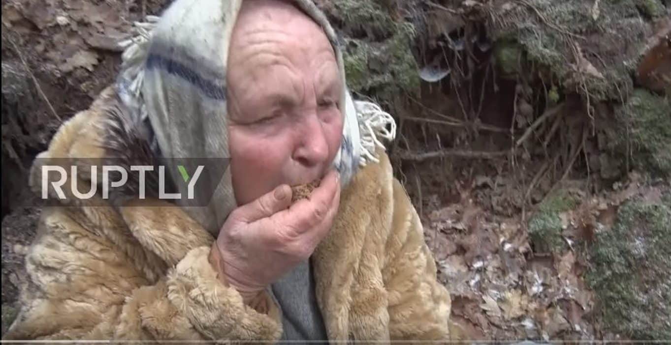 Ta 70-letnia KOBIETA od ponad 10 lat ŻYWI się tylko PIASKIEM! Uważa, że dzięki swojej „DIECIE” pokonała RAKA! (wideo)