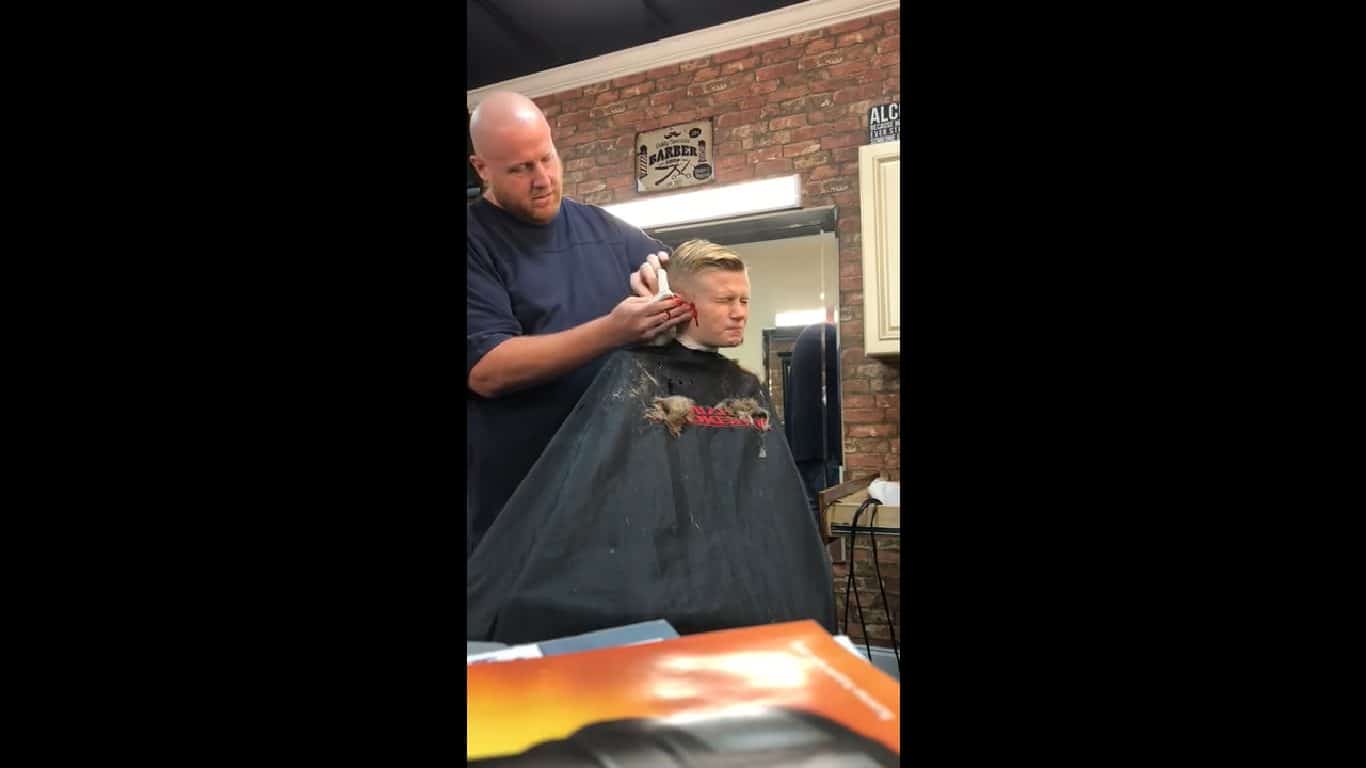 Podczas wizyty w salonie fryzjerskim przeżył prawdziwy HORROR! FRYZJER zagapił i się przez przypadek „OBCIĄŁ” mu (…). (wideo)