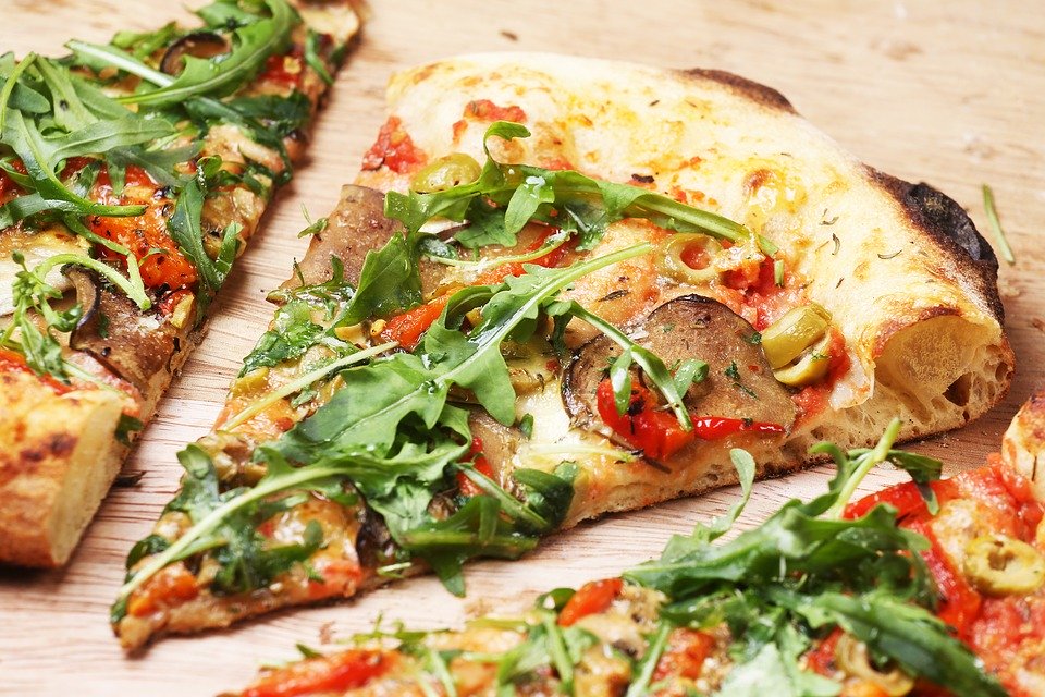 Szybki sposób na chrupiącą pizzę z mikrofali! Trik pizzermana