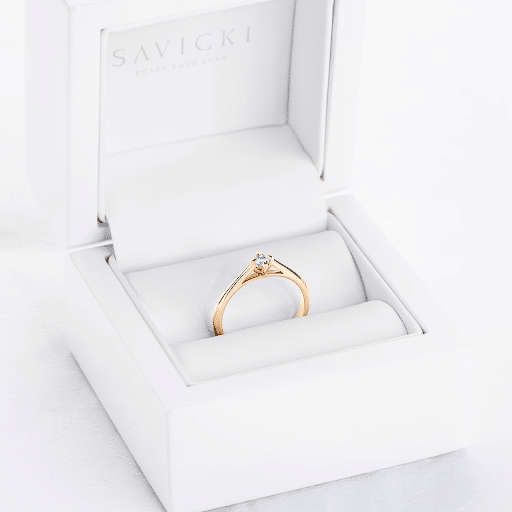 Klasyczny złoty pierścionek z diamentem o brylantowym szlifie