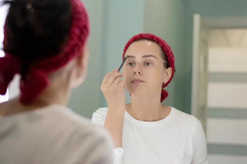 kobieta naklada makijaz