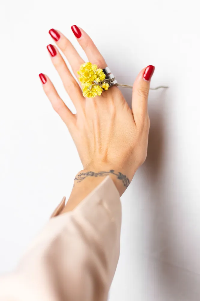jak wydłużyć trwałość manicure - rola dobrego topu hybrydowego bez tpo w stylizacji paznokci